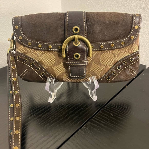 Handbags - Vintage Coach Wristlet that reflects the Iconic SoHo